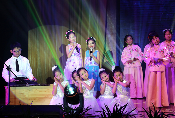 领唱+伴舞+陶笛合奏《虫儿飞》