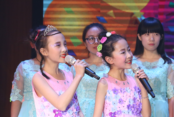 教师合唱《在灿烂阳光下 》