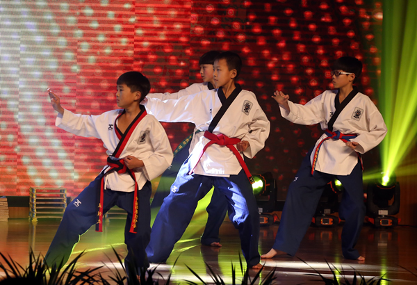 i体育成果展示（舞狮、跳绳、空竹、跆拳道、双节棍）