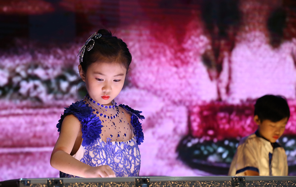 青岛西海岸新区双语小学沙画表演