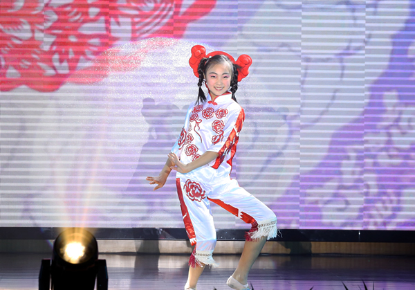 舞蹈《剪纸姑娘》