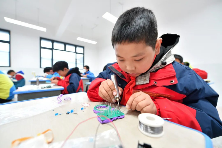 2023中国基础教育十大关键词 第 8 张