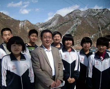 贾利民：用智慧之火点燃乡村教育希望之灯