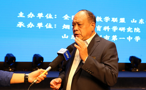 赵福庆校长接受中国教育电视台记者采访